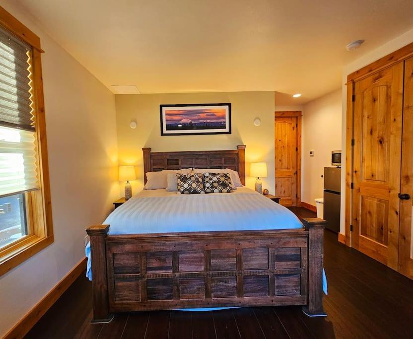 Beautiful Riverfront Near Mt Bachelor With Hot Tub Bend Exterior foto